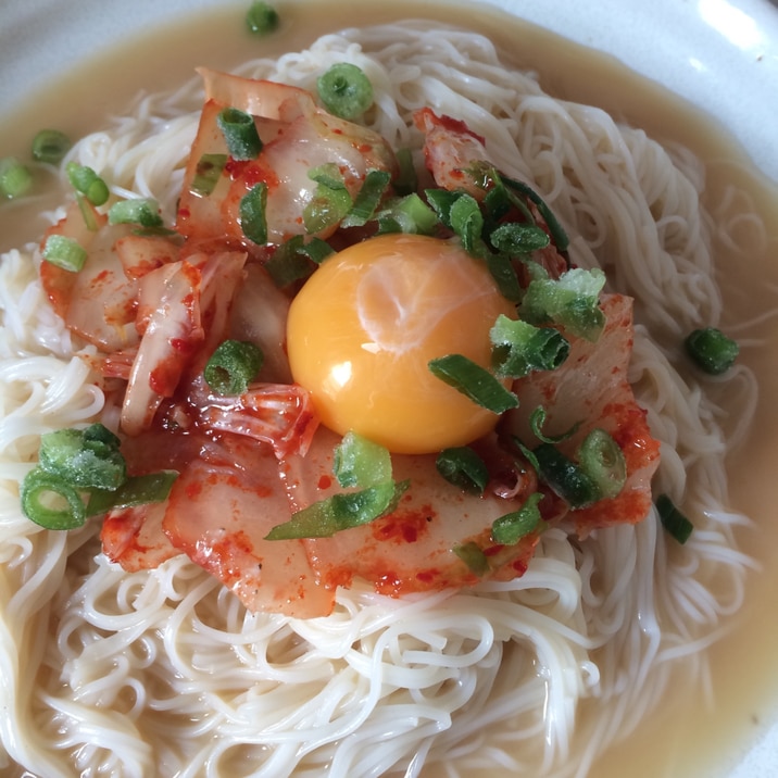 ピッタリ相性！キムチ×ゴマだれ素麺 生卵のせ